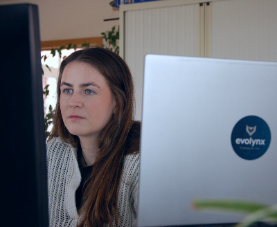 Junior business analist tijdens verwerking van een workshop procesanalyse